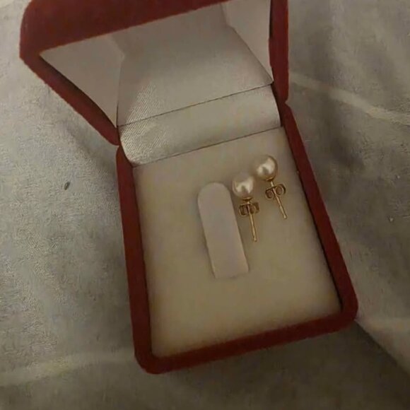 Pearl studs - Picture 1 of 1